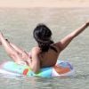 Vanessa Hudgens joue les déesses et s'offre une baignade sur une plage de Hawaï, le 25 janvier 2012.