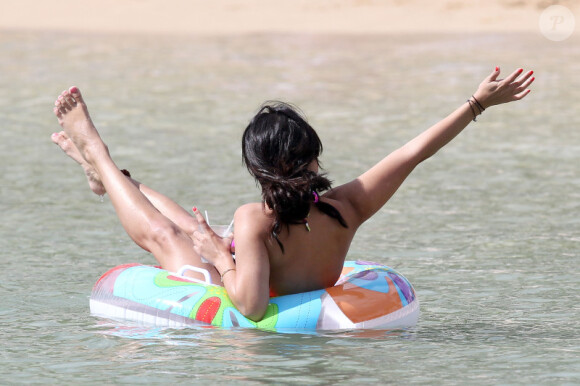 Vanessa Hudgens joue les déesses et s'offre une baignade sur une plage de Hawaï, le 25 janvier 2012.