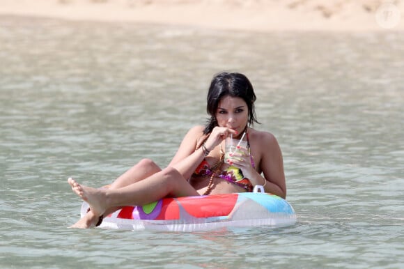 Vanessa Hudgens joue les déesses et s'offre une baignade sur une plage de Hawaï, le 25 janvier 2012.