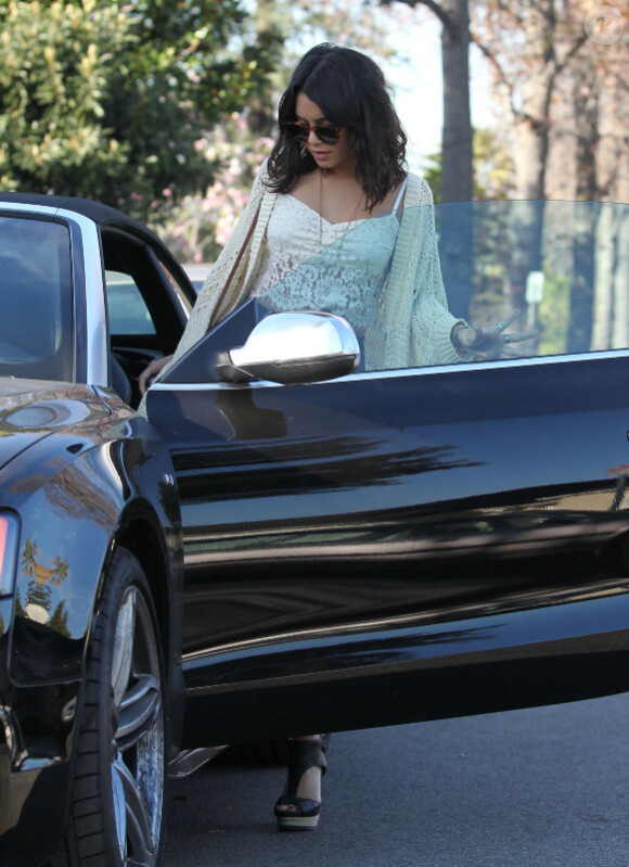 Vanessa Hudgens se promène à Los Angeles, le vendredi 3 février 2012.