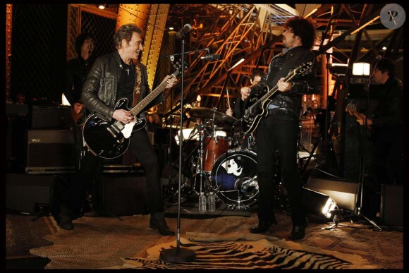 Johnny Hallyday et Yarol Poupaud lors du concert privé donné à la tour Eiffel, le 3 décembre 2011.