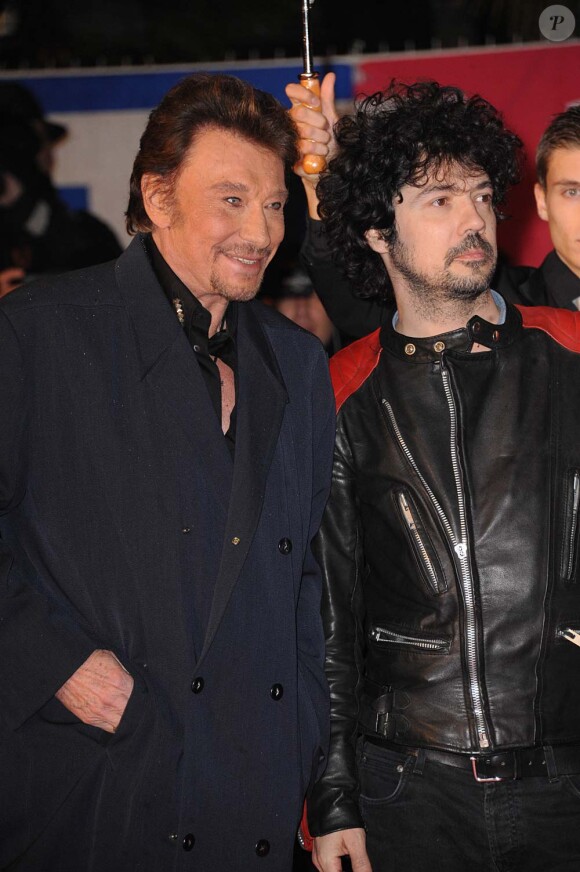 Johnny Hallyday et Yarol Poupaud sur les tapis rouges des NRJ Music Awards, le 28 janvier 2012.