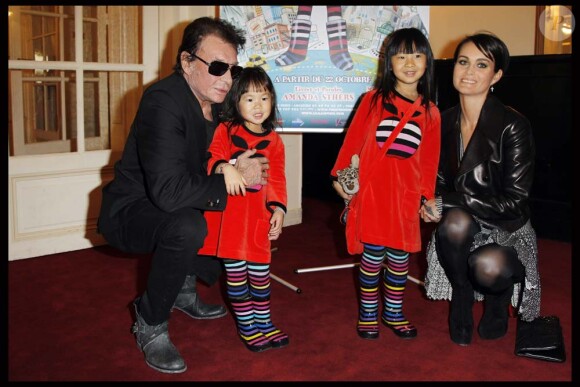 Johnny Hallyday, Laeticia et leurs filles Jade et Joy à Paris, le 6 novembre 2011.