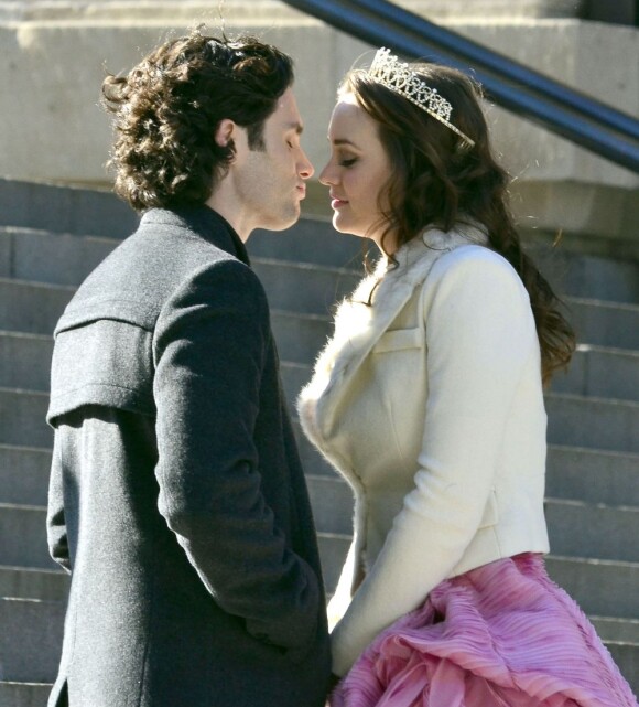Leighton Meester et Penn Badgley partagent un doux baiser sur le tournage de Gossip Girl le 6 février 2012