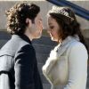 Leighton Meester et Penn Badgley partagent un doux baiser sur le tournage de Gossip Girl le 6 février 2012