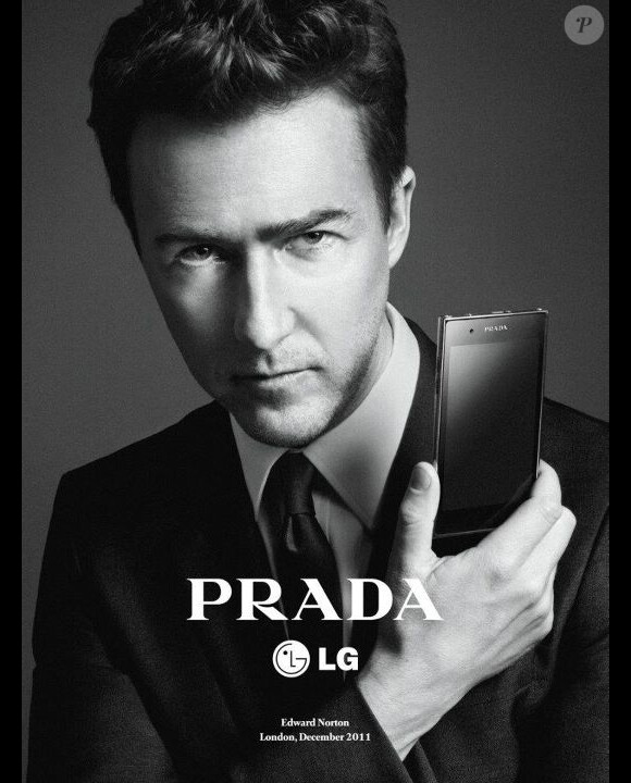 Edward Norton enfile son plus beau costume pour la campagne Prada LG Phone 3.0.