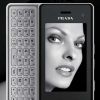 Linda Evangelista représentait le Prada LG Phone 2.0 pour sa sortie en 2008.