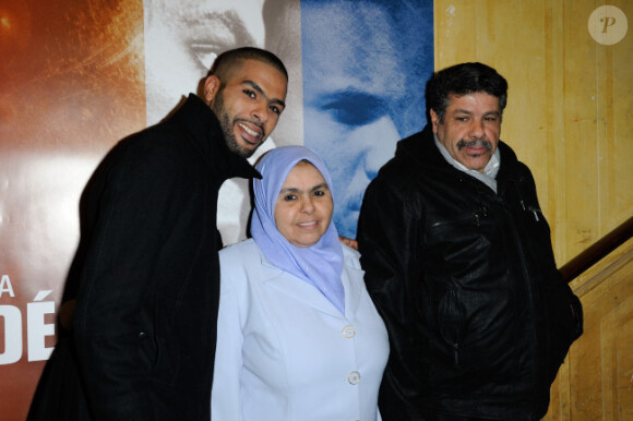 Rashid Debbouze et ses parents à l'avant-première de La Désintégration, au Comedy Club de Paris le 8 février 2012.