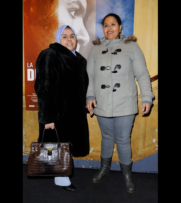 La mère et la soeur de Rashid Debbouze à l'avant-première de La Désintégration, au Comedy Club de Paris le 8 février 2012.