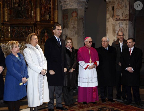 Le père Eusebio Hernandez Sola a conduit la cérémonie. Le prince Felipe et la princesse Letizia d'Espagne ont bravé le froid jeudi 9 février 2012 pour célébrer la fin des travaux de rénovation de la cathédrale Santa Maria de la Huerta de Tarazona.