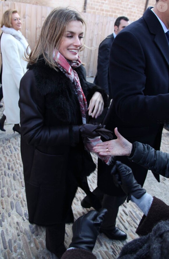 Malgré le froid, le prince et la princesse des Asturies étaient très attendus.
Le prince Felipe et la princesse Letizia d'Espagne ont bravé le froid jeudi 9 février 2012 pour célébrer la fin des travaux de rénovation de la cathédrale Santa Maria de la Huerta de Tarazona.