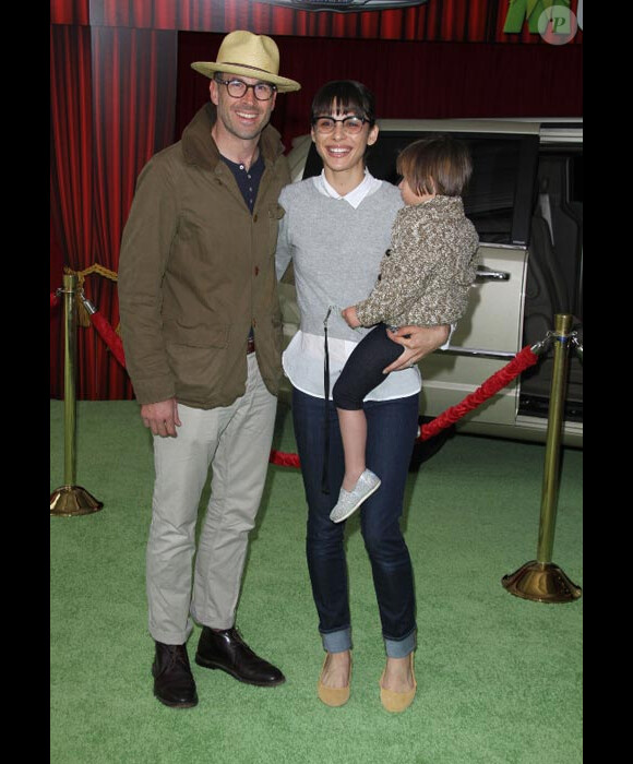 Jason Lee en compagnie sa femme Ceren et leur fille Casper lors d'une avant première à Los Angeles en novembre 2011
