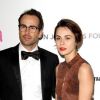Jason Lee en compagnie sa femme Ceren lors de la soirée pour la fondation contre le sida d'Elton John en février 2011 à Los Angeles