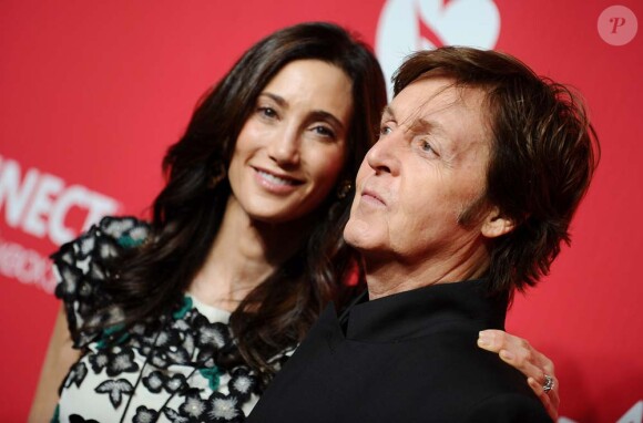 Paul McCartney, ici avec sa femme Nancy Shevell, reçoit le MusiCares Person of the year award à Los Angeles, le 10 février 2012.