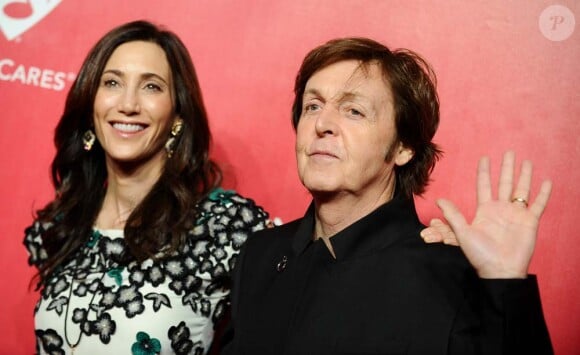 Paul McCartney, ici avec sa femme Nancy Shevell, reçoit le MusiCares Person of the year award à Los Angeles, le 10 février 2012.