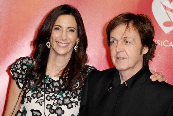 Paul McCartney, ici avec sa femme Nancy Shevell, reçoit le MusiCares Person of the year award à Los Angeles, le 10 février 2012.