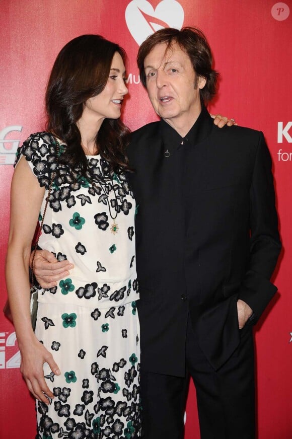 Paul McCartney, ici avec sa femme Nancy Shevell, reçoit le MusiCares Person of the year award à Los Angeles, le 10 février 2012.
