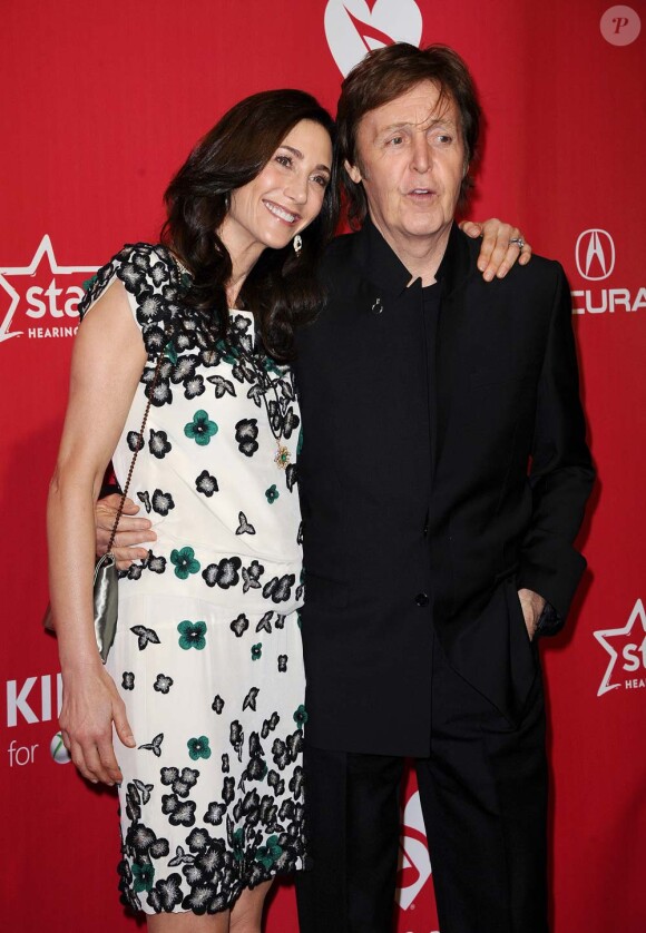 Paul McCartney, ici avec sa femme Nancy Shevell, reçoit le MusiCares Person of the year award à Los Angeles, le 10 février 2012.