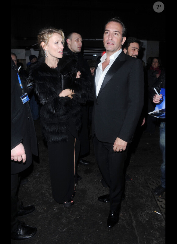 Jean Dujardin et Alexandra Lamy lors de l'after-party des BAFTA organisée par la Weinstein company le 12 février 2012 à Londres