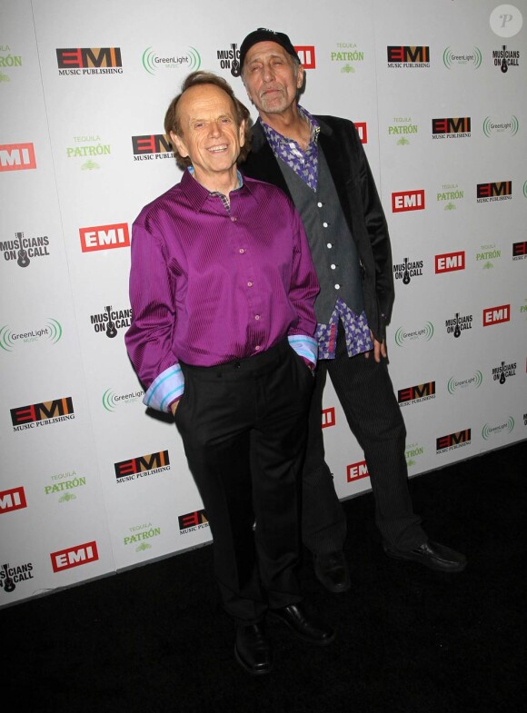 David Marks et Al Jardine des Beach Boys lors de la soirée EMI après les Grammy Awards, dans les locaux de Capitol Records à Los Angeles, le 12 février 2012.