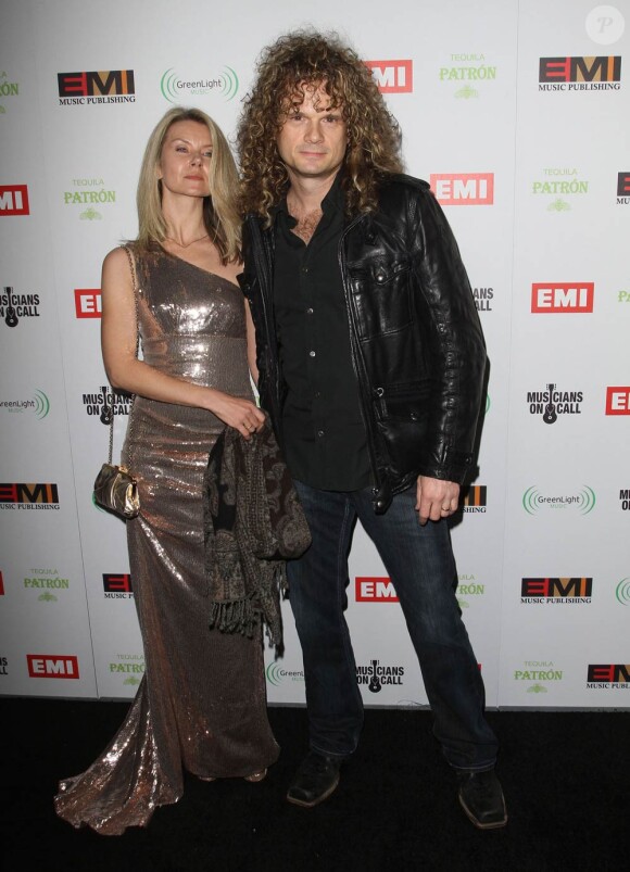 Le producteur canadien Brian Howes et sa compagne lors de la soirée EMI après les Grammy Awards, dans les locaux de Capitol Records à Los Angeles, le 12 février 2012.