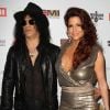 Slash et sa femme Perla lors de la soirée EMI après les Grammy Awards, dans les locaux de Capitol Records à Los Angeles, le 12 février 2012.