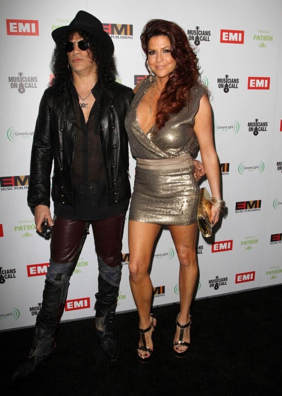 Slash et sa femme Perla lors de la soirée EMI après les Grammy Awards, dans les locaux de Capitol Records à Los Angeles, le 12 février 2012.