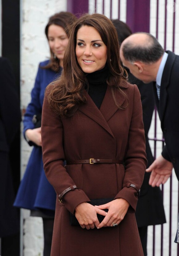 Catherine, duchesse de Cambridge, vêtue d'un manteau Hobbs en rupture de stock depuis, était en visite à Liverpool le 14 février 2012, pour sa deuxième sortie officielle en solo. Une Saint-Valentin sans le prince William, mais avec une foule débordant d'amour !