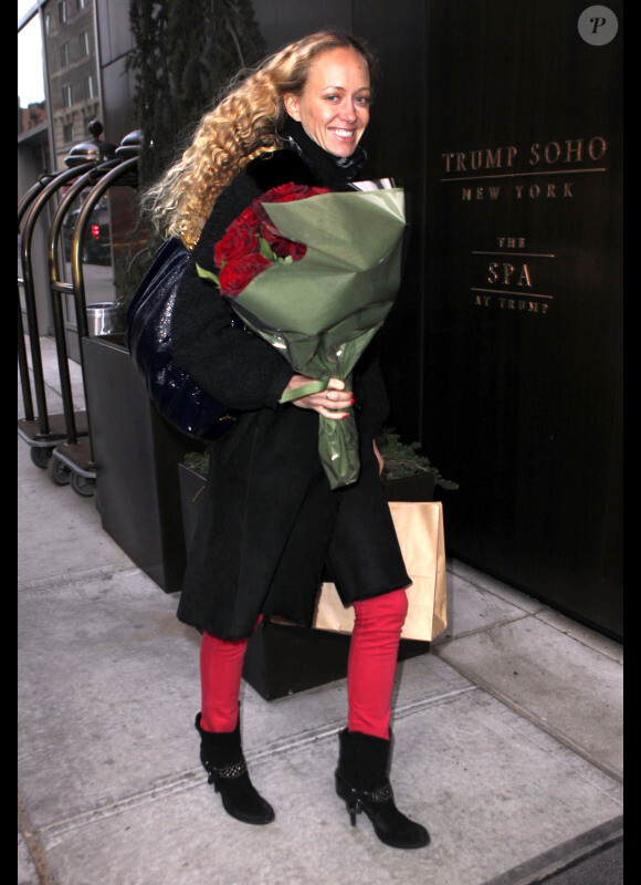 Anastasia Vitkina aux anges après les cadeaux que lui a faits son compagnon Jim Carrey le 14 février 2012 à New York