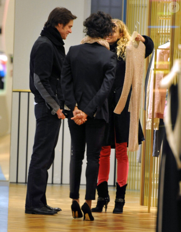 Jim Carrey a craqué pour une robe dorée essayée par sa charmante compagne, Anastasia Vitkina, le 14 février 2012 à New York