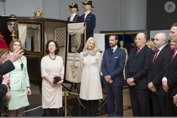 La princesse Mette-Marit, le prince Haakon et le roi Harald V en présence du Premier ministre Jens Stoltenberg et de son épouse Ingrid Schulerud.
Les royaux norvégiens découvraient le 15 février 2012 l'exposition "Les voyages royaux - 1905-2005" au Musée national d'art d'Oslo, offerte au roi Harald V et à la reine Sonja en l'honneur de leurs 75e anniversaires respectifs en 2012.