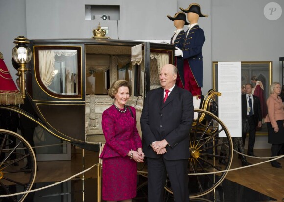 La reine  Sonja et le roi Harald devant le carrosse offert pour le couronnement du roi Haakon  VII en 1906.
Les royaux norvégiens découvraient le 15 février 2012 l'exposition "Les voyages royaux - 1905-2005" au Musée national d'art d'Oslo, offerte au roi Harald V et à la reine Sonja en l'honneur de leurs 75e anniversaires respectifs en 2012.
