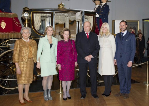 De g. à d., devant le carrosse offert pour le couronnement du roi Haakon VII en 1906 : la princesse Astrid, la princesse Märtha-Louise, la reine Sonja, le roi Harald, la princesse Mette-Marit et le prince Haakon de Norvège.
Les royaux norvégiens découvraient le 15 février 2012 l'exposition "Les voyages royaux - 1905-2005" au Musée national d'art d'Oslo, offerte au roi Harald V et à la reine Sonja en l'honneur de leurs 75e anniversaires respectifs en 2012.