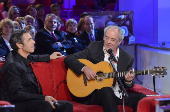 Julien Clerc et Maxime Le Forestier lors de l'enregistrement de l'émission Vivement Dimanche, diffusée le 19 février 2012 sur France 2 - le 15 février 2012