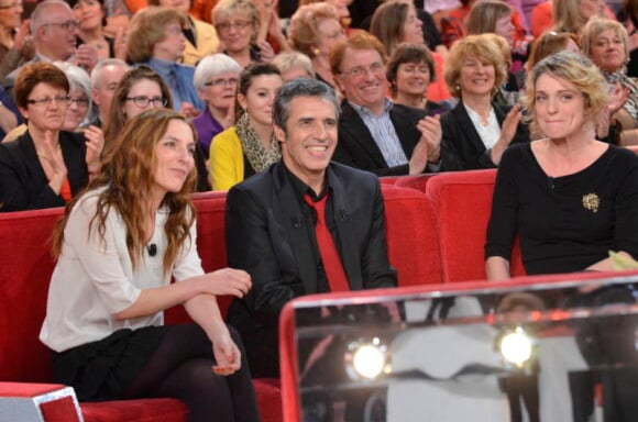 Olivia Cote et Judith Sibony et Julien Clerc lors de l'enregistrement de l'émission Vivement Dimanche, diffusée le 19 février 2012 sur France 2 - le 15 février 2012