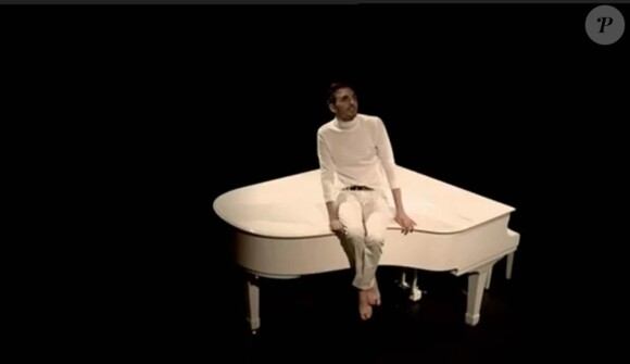 Christophe Willem dans le clip de Si mes larmes tombent, second extrait de l'album Prismophonic paru en novembre 2011.