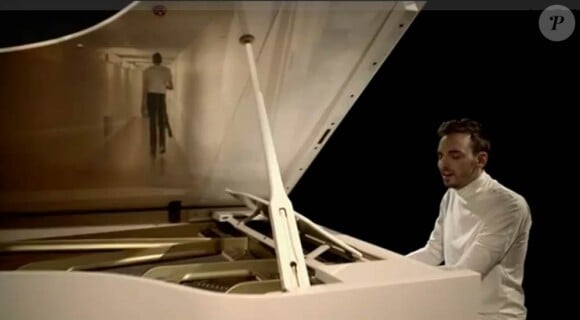 Image du clip de Si mes larmes tombent de Christophe Willem, second extrait de l'album Prismophonic paru en novembre 2011.