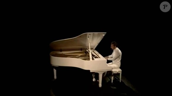 Christophe Willem dans le clip de Si mes larmes tombent, second extrait de l'album Prismophonic paru en novembre 2011.