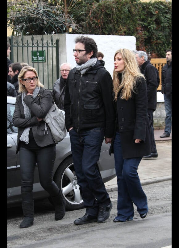 Manu Lévy et sa compagne lors des obsèques de Jean-Pierre Spiero en l'église protestante de Saint-Maur-des-Fossés, vendredi 17 février 2012