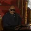 Stevie Wonder rend hommage à Whitney Houston lors de ses obsèques le 18 février 2012 à Newark 