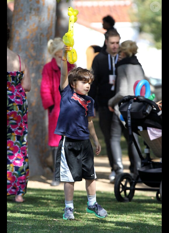 Gwen Stefani et ses fils Kingston et Zuma s'éclatent dans un parc de Santa Monica le 18 février 2012