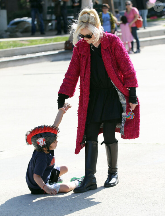 Gwen Stefani : une petite chute pour son Kingston mais rien de grave dans un parc de Santa Monica le 18 février 2012
