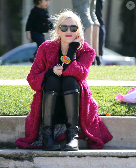 Gwen Stefani : heureuse lorsqu'elle surveille ses adorables fistons Kingston et Zuma s'éclatent dans un parc de Santa Monica le 18 février 2012