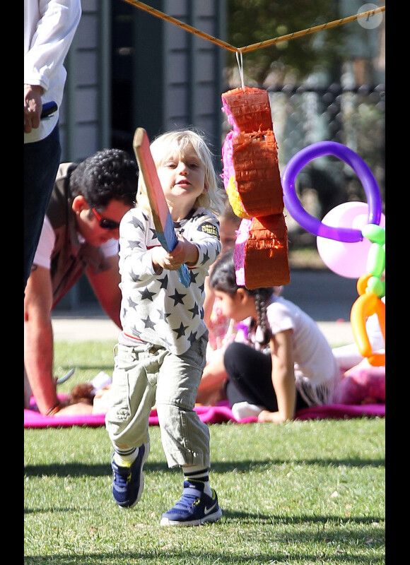 Gwen Stefani : son petit Zuma joue les guerriers un parc de Santa Monica le 18 février 2012