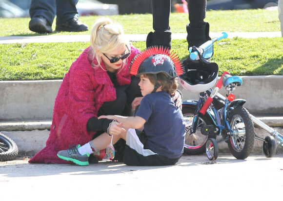 Gwen Stefani : une petite chute pour son Kingston mais rien de grave dans un parc de Santa Monica le 18 février 2012