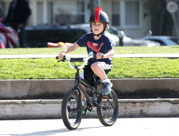 Gwen Stefani : son petit Kingston est déjà un champion à vélo dans le parc de Santa Monica le 18 février 2012