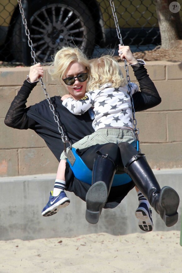 Gwen Stefani passe un très bon moment avec Zuma sur une balançoire dans un parc de Santa Monica le 18 février 2012