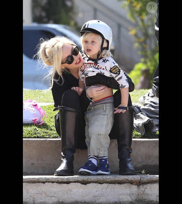 Gwen Stefani apprend à son petit Zuma à faire de la trotinette et du vélo au parc de Santa Monica le 18 février 2012