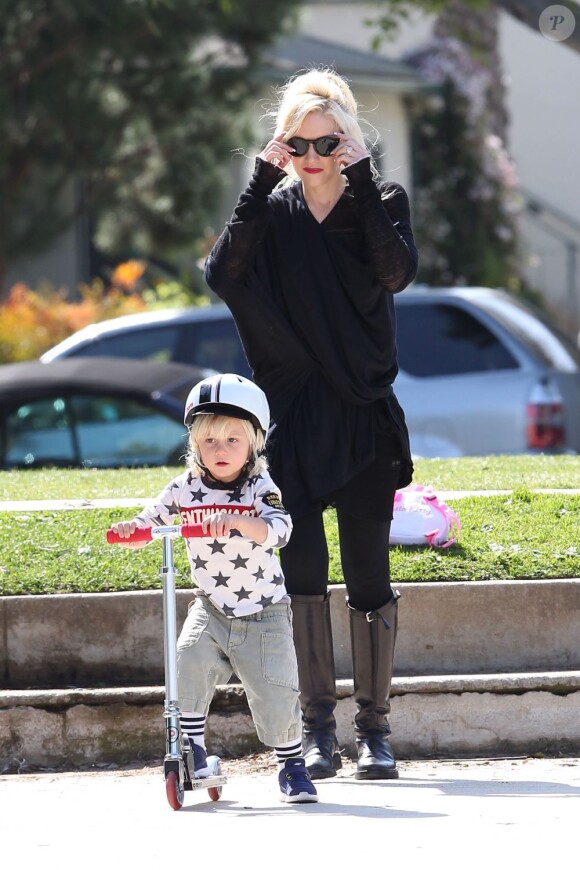 Gwen Stefani apprend à son petit Zuma à faire de la trotinette et du vélo au parc de Santa Monica le 18 février 2012