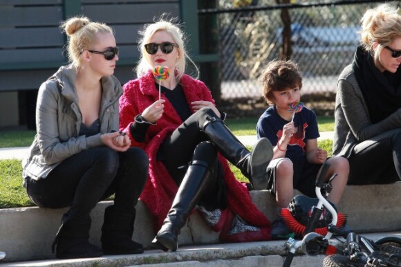 Gwen Stefani s'occupe de ses adorables bouts d'chou Kingston et Zuma au parc de Santa Monica le 18 février 2012